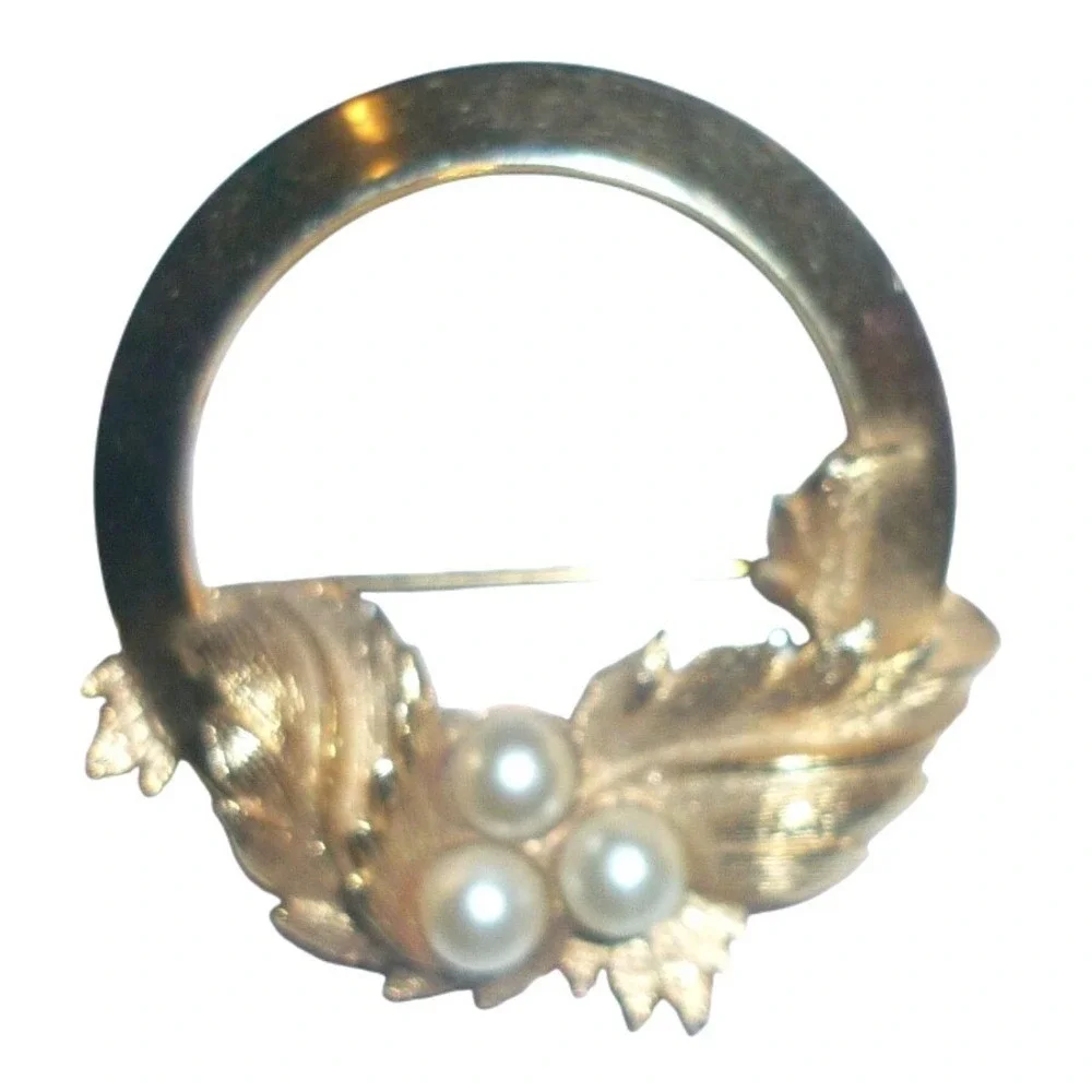 Sarah Coventry Vintage Gold Tone Leaf Faux Pearl Circle‎ Brooch Pin